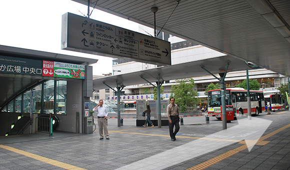 JR和歌山駅「中央出口」を出て近鉄百貨店の（右手）方へ